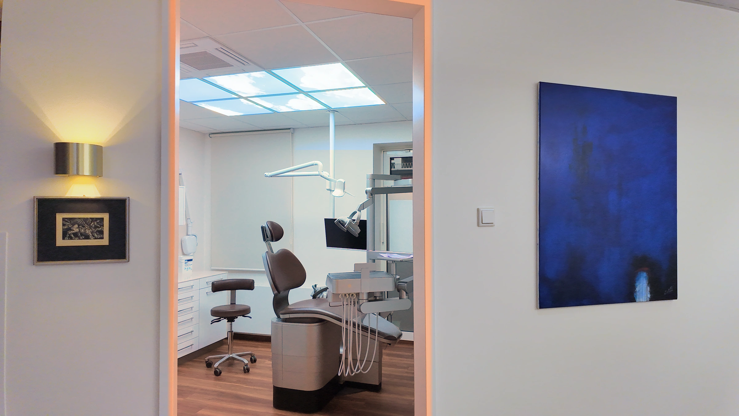 Behandlungszimmer mit Behandlungsstuhl und beleuchteter Decke